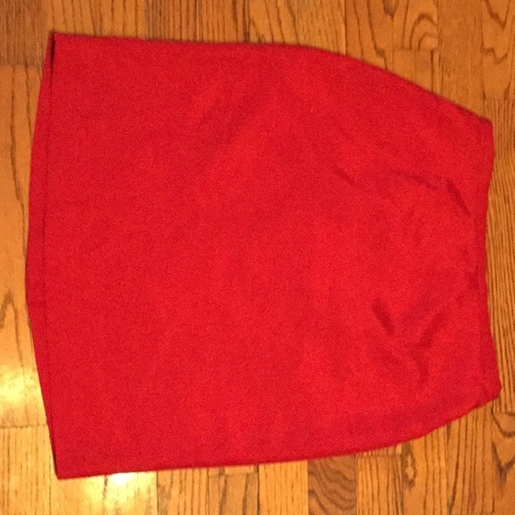 Dana Buchanan Lipstick red silk skirt. - Picture 2 of 4